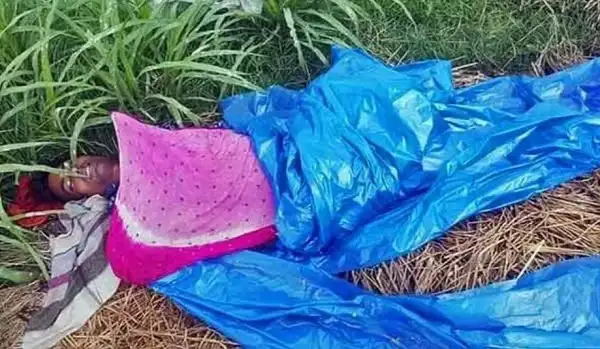 মৃতদেহটি রাস্তার পাশে পলিথিনে মোড়ানো অবস্থায় পড়ে আছে।. Channel i News - চ্যানেল আই নিউজ