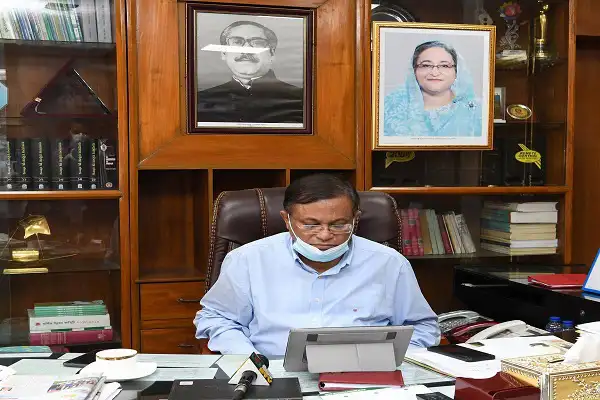 তথ্যমন্ত্রী অফিসে বসে ট্যাবলেট ব্যবহার করছেন. Channel i News - চ্যানেল আই নিউজ