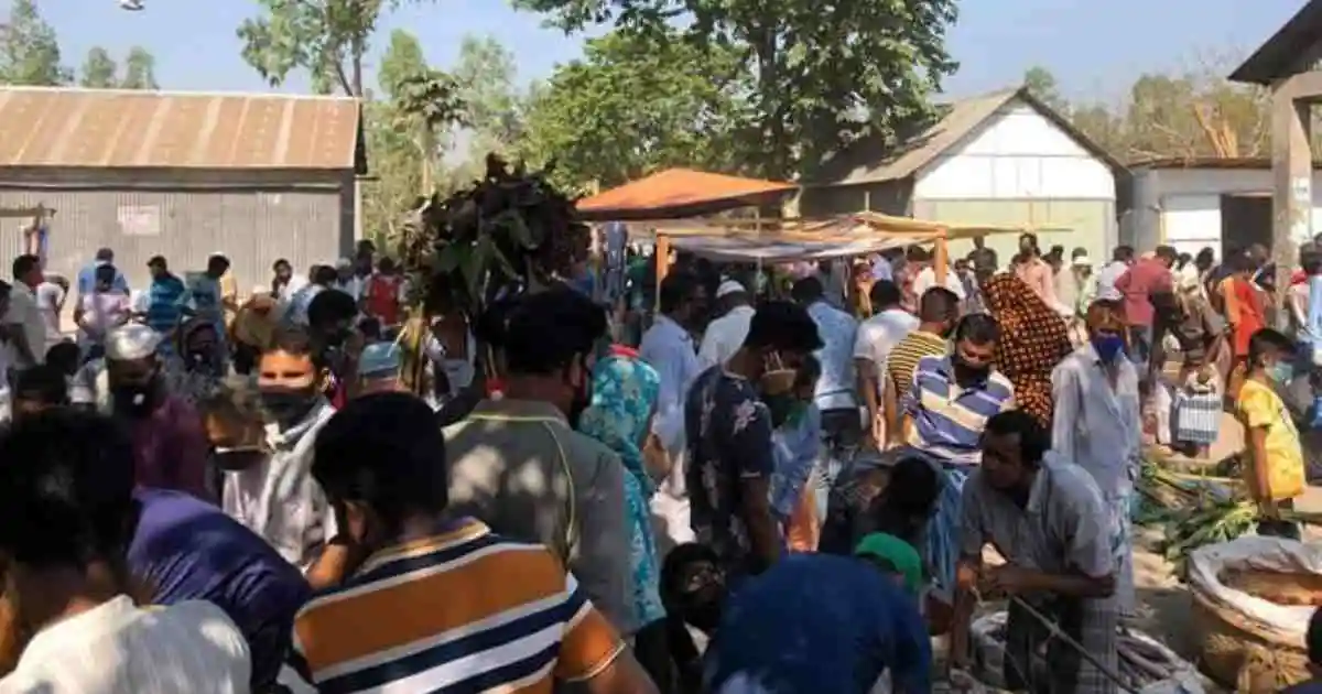 জনসমাগমে ভিড়, সামাজিক দূরত্ব মানা হচ্ছে না. Channel i News - চ্যানেল আই নিউজ