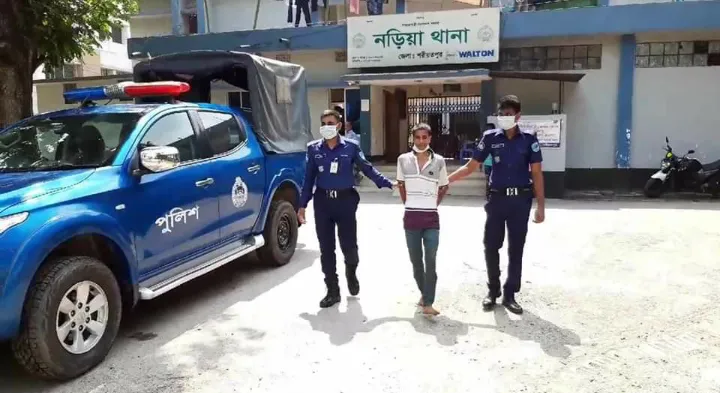 পুলিশের সঙ্গে আটক নারী, নজিরা স্টেশন. Channel i News - চ্যানেল আই নিউজ