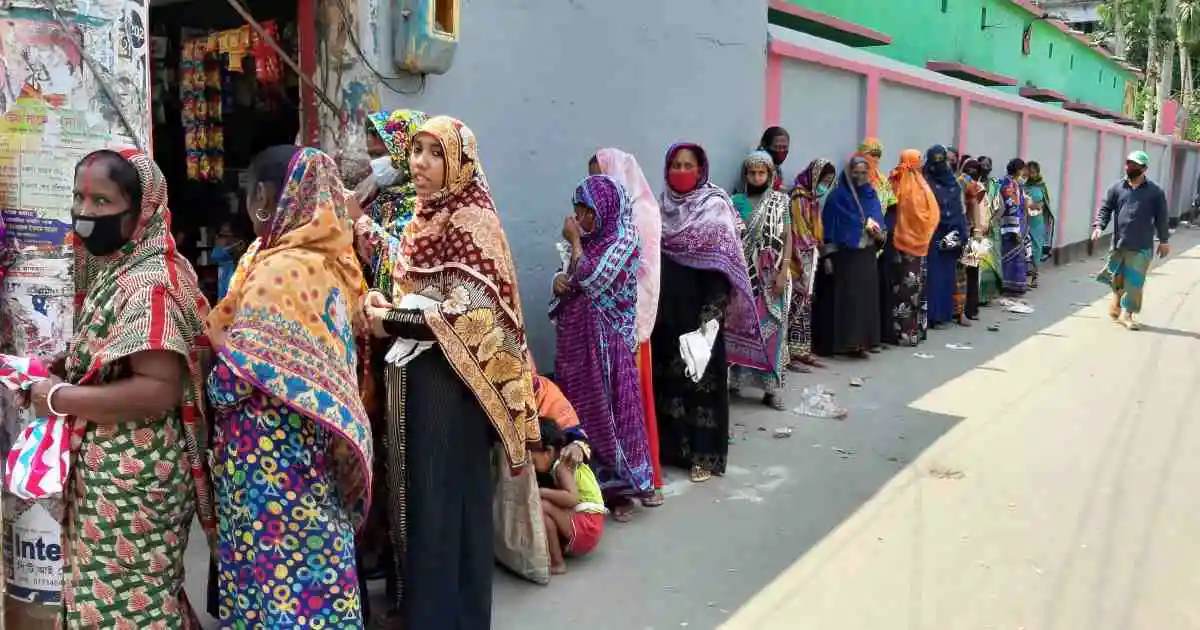 বাংলাদেশে মানুষ লম্বা লাইনে করোনাভাইরাস টিকা নিতে অপেক্ষা করছে. Channel i News - চ্যানেল আই নিউজ