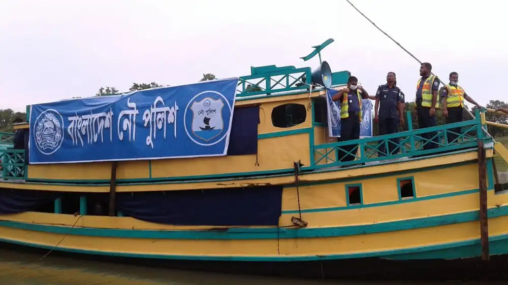 নৌ পুলিশের সদস্যরা নিষিদ্ধ সময়ে মাছ ধরার বিরুদ্ধে অভিযান চালাচ্ছেন. Channel i News - চ্যানেল আই নিউজ