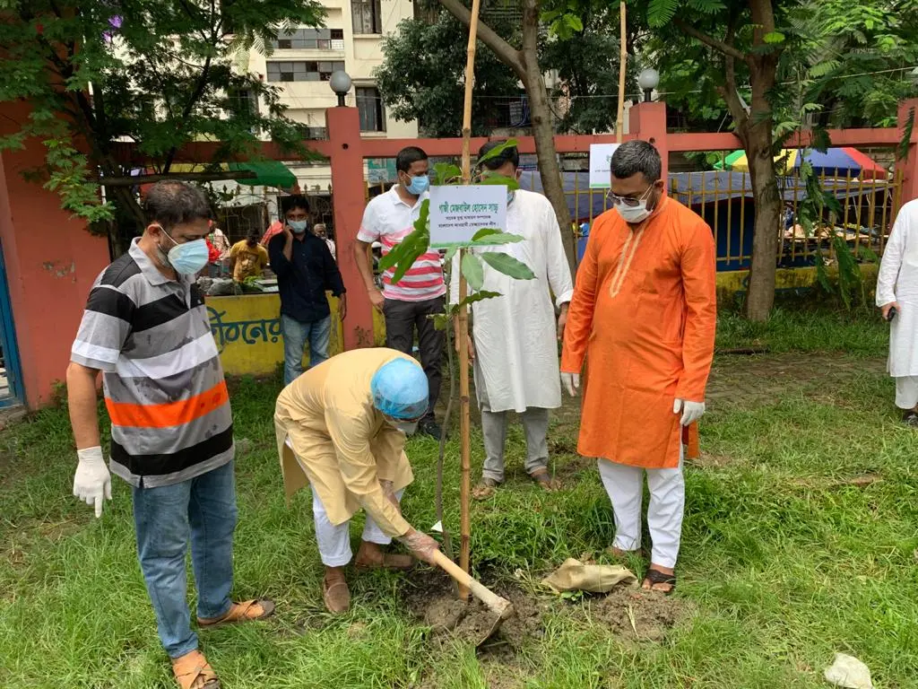 কাফরুলে স্বেচ্ছাসেবক লীগের ত্রাণসামগ্রী বিতরণ ও বৃক্ষরোপণ