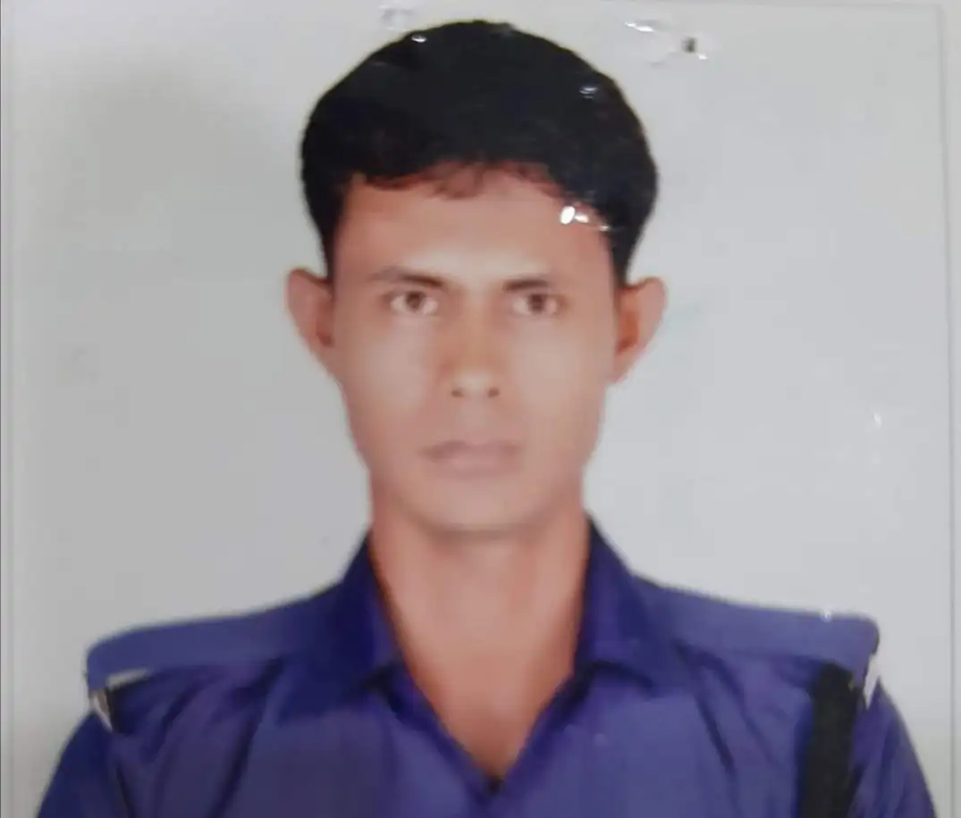 বাংলাদেশ পুলিশের একজন পুলিশ সদস্যের ছবি, ইউনিফর্ম পরিহিত. Channel i News - চ্যানেল আই নিউজ