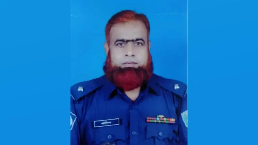 বাংলাদেশ পুলিশ পরিদর্শকের ছবি, পরিপাটি পোশাক ও গামছা পরা. Channel i News - চ্যানেল আই নিউজ