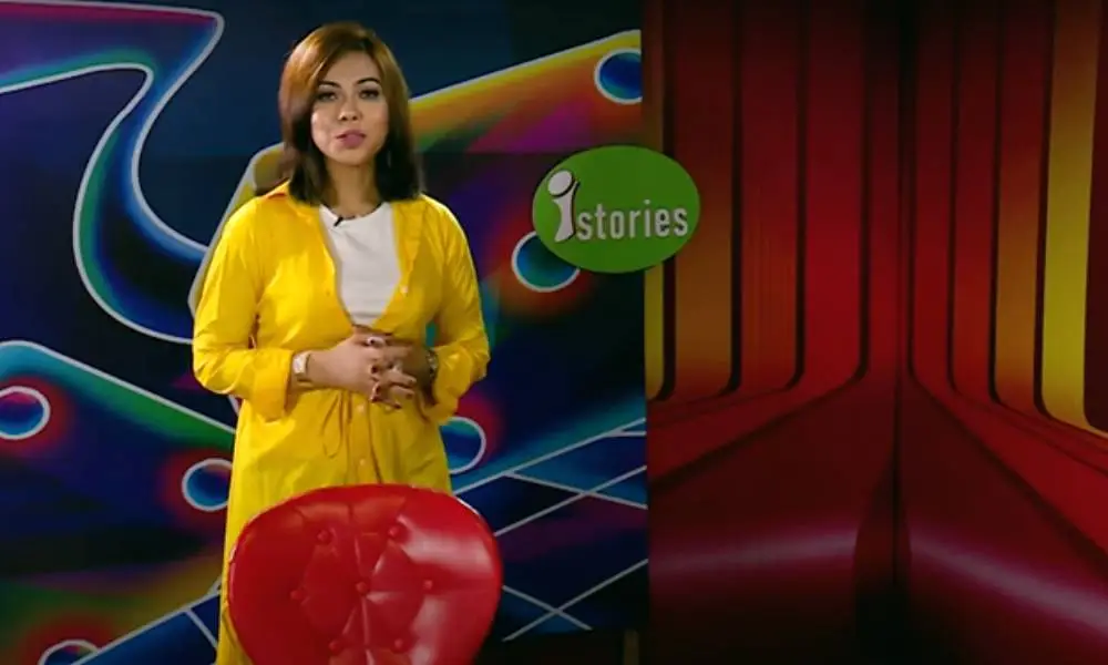 চ্যানেল আই অনলাইন এর সংবাদ উপস্থাপক, স্টুডিওতে দাঁড়িয়ে. Channel i News - চ্যানেল আই নিউজ