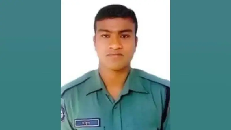 বাংলাদেশ পুলিশ সদস্যের ছবি, করোনায় মৃত্যুর মিছিলে আরও এক পুলিশ সদস্য. Channel i News - চ্যানেল আই নিউজ