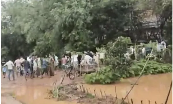 ভূমিধসের কারণে পানিতে ডুবে বহু মানুষ আশ্রয় নেওয়ার চেষ্টা করছে. Channel i News - চ্যানেল আই নিউজ