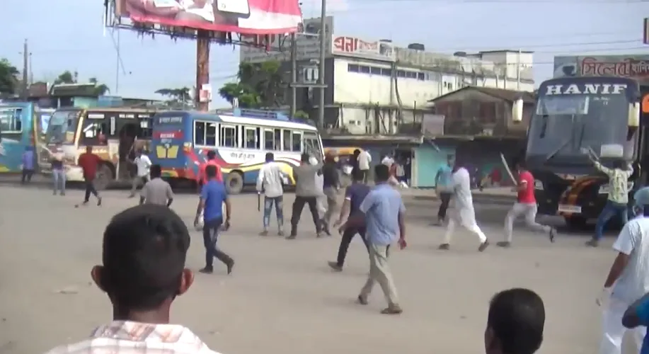 সিলেটে পরিবহন শ্রমিকদের সংঘর্ষের কারণে যানবাহন ও জনসাধারণের চলাচল ব্যাহত. Channel i News - চ্যানেল আই নিউজ