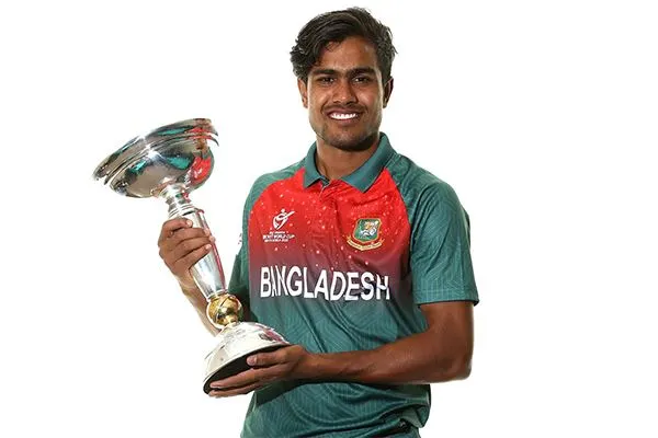 বাংলাদেশ ক্রিকেটার বিশ্বজিতের হাতে ট্রফি, খুশি মুখে. Channel i News - চ্যানেল আই নিউজ