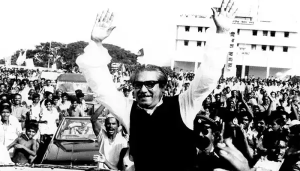 বঙ্গবন্ধু শেখ মুজিবুর রহমান জনসমুদ্রে হাত তুলে শুভেচ্ছা জানাচ্ছেন।. Channel i News - চ্যানেল আই নিউজ