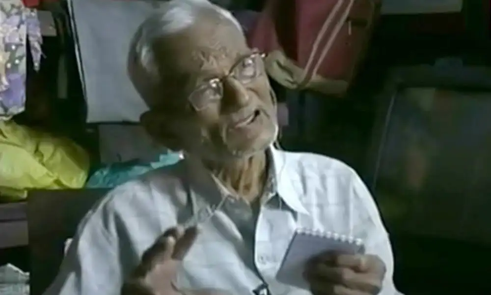 প্রবীণ চিত্রগ্রাহক কথা বলছেন, চোখে দুঃখের ছাপ. Channel i News - চ্যানেল আই নিউজ