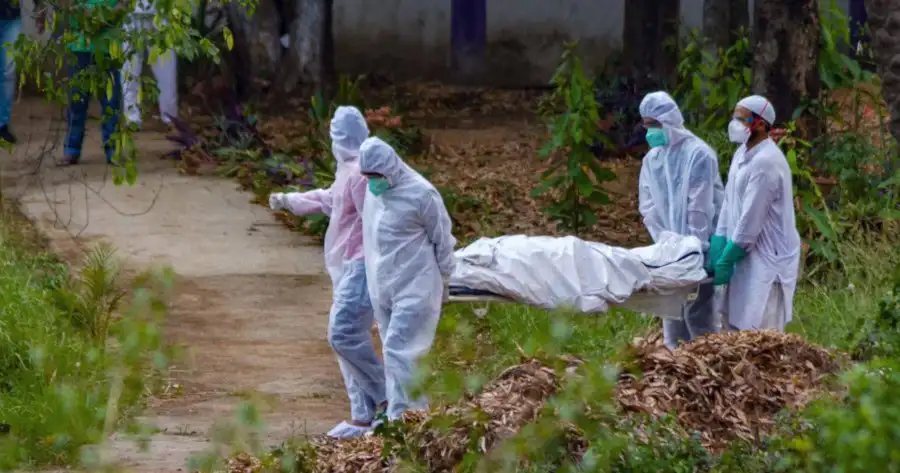 করোনাভাইরাস মৃতদেহ দাফনের জন্য স্বাস্থ্যকর্মীরা প্রস্তুত. Channel i News - চ্যানেল আই নিউজ