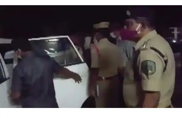 বাংলাদেশে ওষুধ কারখানার বিষাক্ত গ্যাসের দুর্ঘটনা, পুলিশ ও শ্রমিকরা উপস্থিত. Channel i News - চ্যানেল আই নিউজ