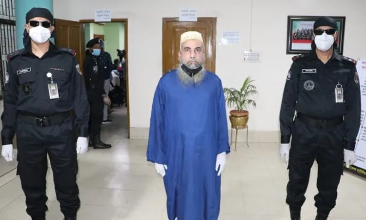 নিরাপত্তা বাহিনীর সদস্যদের সঙ্গে একজন ব্যক্তি, বাংলাদেশি পুলিশ অফিসার. Channel i News - চ্যানেল আই নিউজ