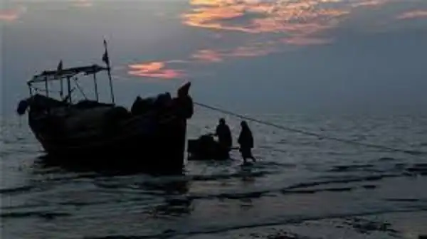 সাগরে জেলেরা মাছ ধরার জন্য নৌকায় রয়েছেন. Channel i News - চ্যানেল আই নিউজ