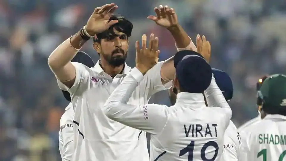 বাংলাদেশ ক্রিকেটাররা মাঠে একে অপরের সাথে উদযাপন করছে. Channel i News - চ্যানেল আই নিউজ