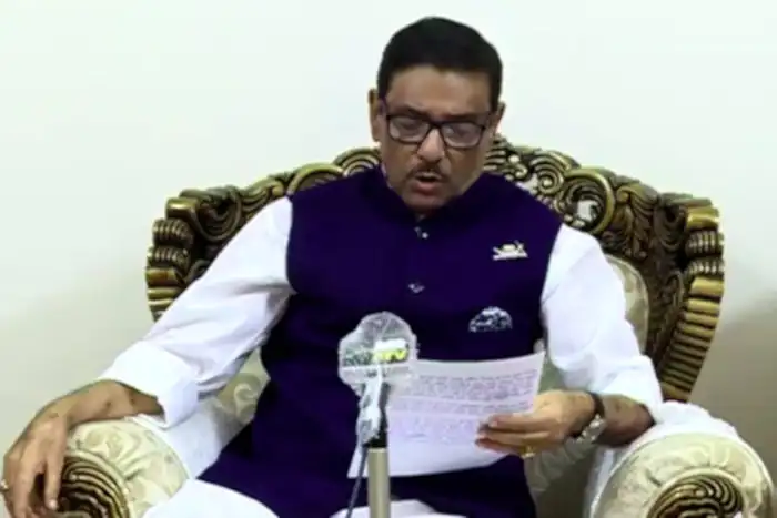 কাদেরের বক্তব্যের ছবি, তিনি একটি চেয়ারে বসে সংবাদ সম্মেলন করছেন. Channel i News - চ্যানেল আই নিউজ
