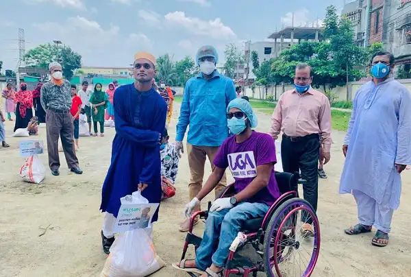 বিভিন্ন মানুষ করোনাভাইরাস মহামারীর মধ্যে সাহায্য গ্রহণ করছে. Channel i News - চ্যানেল আই নিউজ