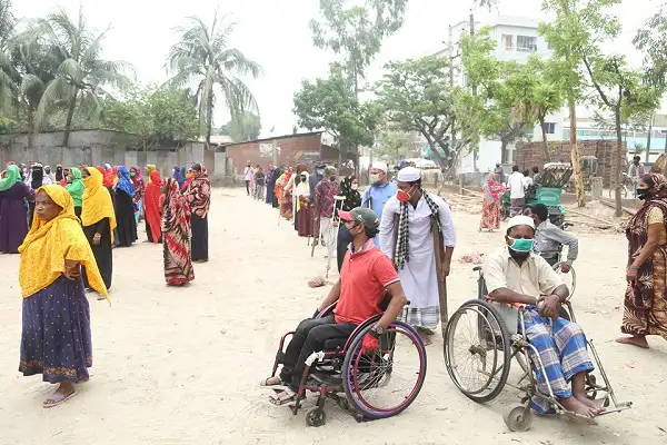 মানুষজন মানবিক সহায়তা পেতে লাইনে দাঁড়িয়ে, বেশিরভাগই প্রতিবন্ধী ও বৃদ্ধ. Channel i News - চ্যানেল আই নিউজ