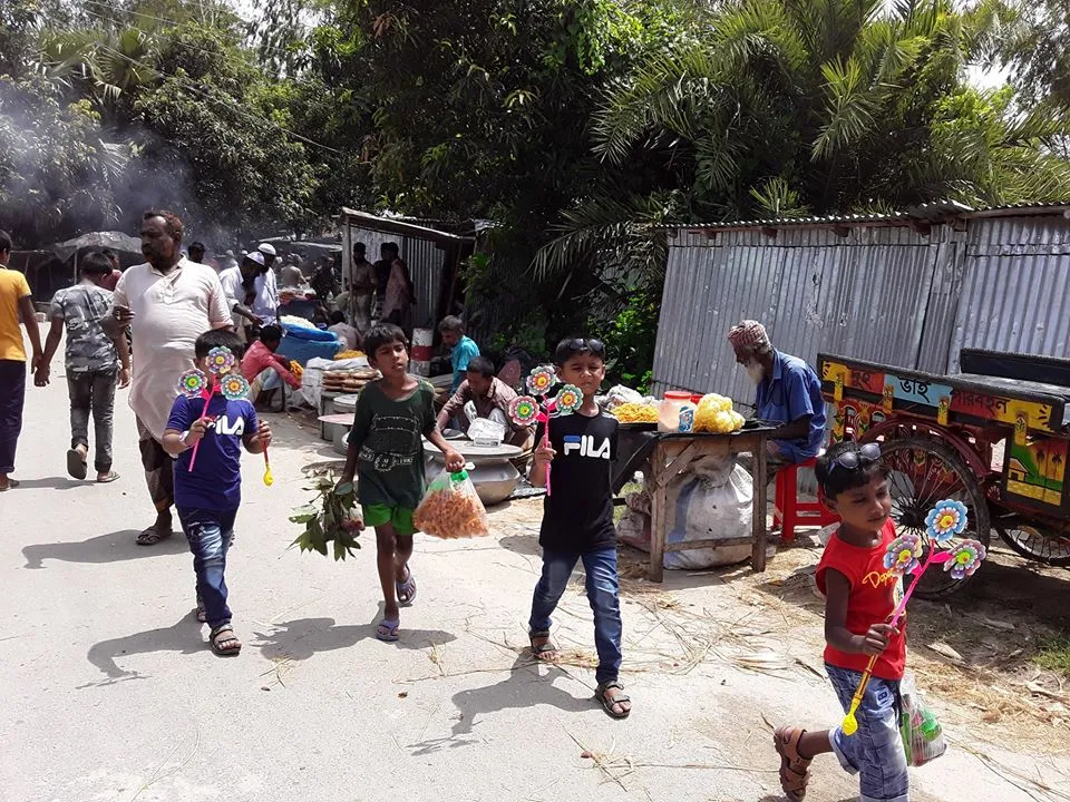 সিরাজগঞ্জে গ্রাম্য মেলায় মানুষজনের ভিড়, শিশুদের সাথে দোকান ও বিক্রেতারা. Channel i News - চ্যানেল আই নিউজ