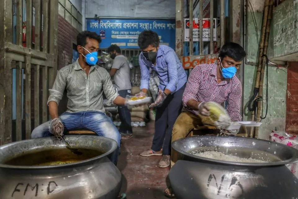 সৈকতের ১০০ দিনের মানবিক লড়াই: মানুষজন খাবার বিতরণ করছে. Channel i News - চ্যানেল আই নিউজ