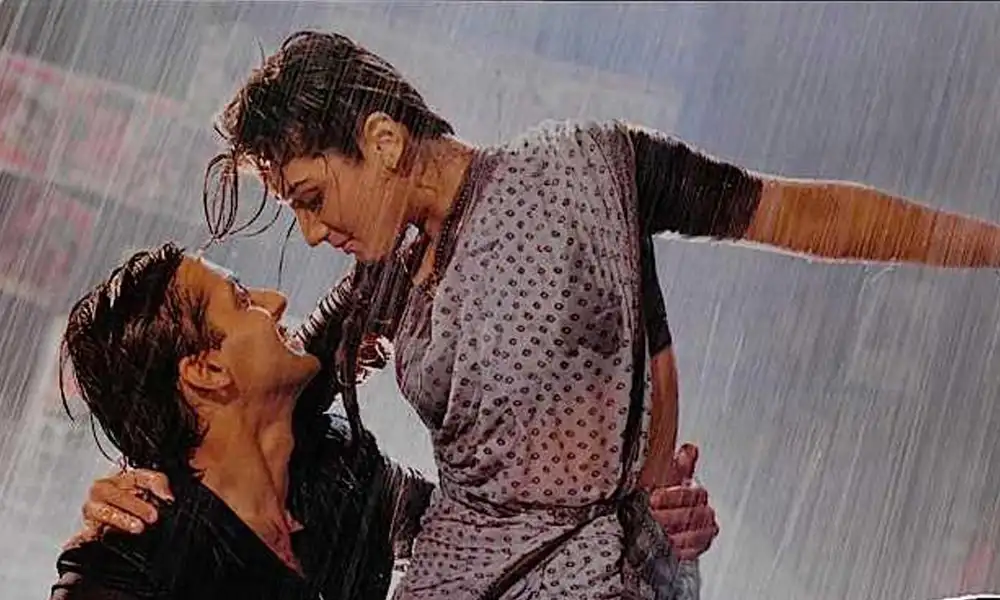 দুই অভিনেতার রোমান্টিক দৃশ্য, বৃষ্টিতে ভিজে প্রেমের প্রকাশ. Channel i News - চ্যানেল আই নিউজ