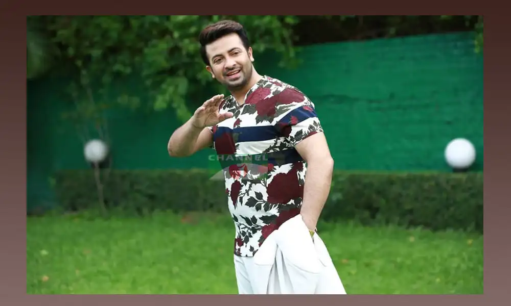 শাকিব খান হাসিমুখে দাঁড়িয়ে আছেন, প্রাকৃতিক পরিবেশে. Channel i News - চ্যানেল আই নিউজ