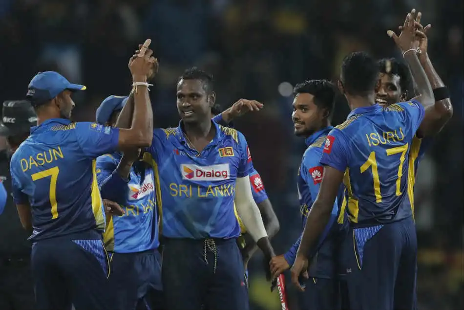 শ্রীলঙ্কার ক্রিকেটাররা জয় উদযাপন করছে, বাংলাদেশি ক্রিকেটাররা ব্যর্থ।. Channel i News - চ্যানেল আই নিউজ