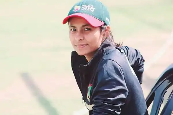 বাংলাদেশি নারী ক্রিকেটার মাঠে প্রস্তুত, ক্যাপ ও জ্যাকেট পরা. Channel i News - চ্যানেল আই নিউজ