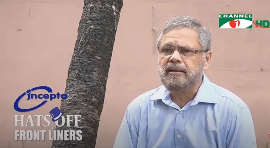 বয়সী ব্যক্তি একটি গাছে পাশে দাঁড়িয়ে আছেন, চ্যানেল আই লোগো সহ. Channel i News - চ্যানেল আই নিউজ