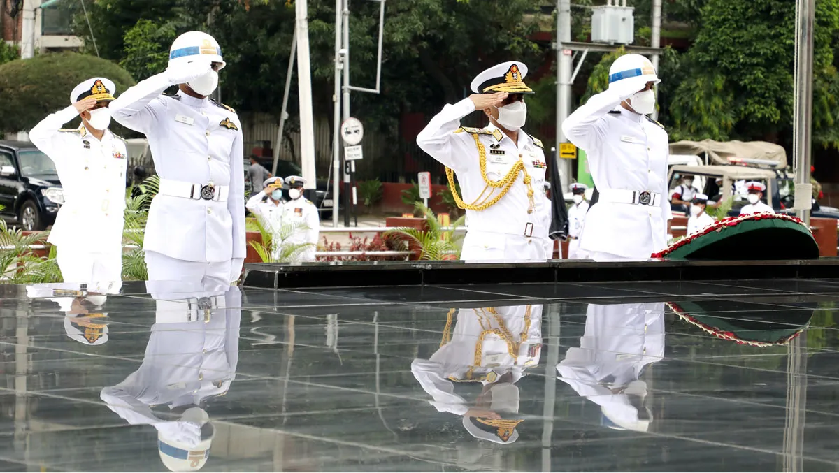 নৌবাহিনী প্রধানের শপথ গ্রহণের সময় নৌবাহিনী কর্মকর্তাদের সালাম।. Channel i News - চ্যানেল আই নিউজ