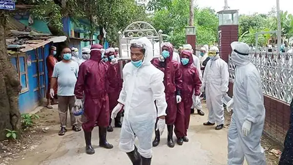 স্বাস্থ্যকর্মীরা কুমিল্লায় করোনা পরিস্থিতি পর্যবেক্ষণ করছেন. Channel i News - চ্যানেল আই নিউজ