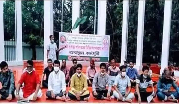 মুক্তিযুদ্ধ মঞ্চের মানববন্ধন, বিভিন্ন বয়সের মানুষ অংশগ্রহণ করছে. Channel i News - চ্যানেল আই নিউজ