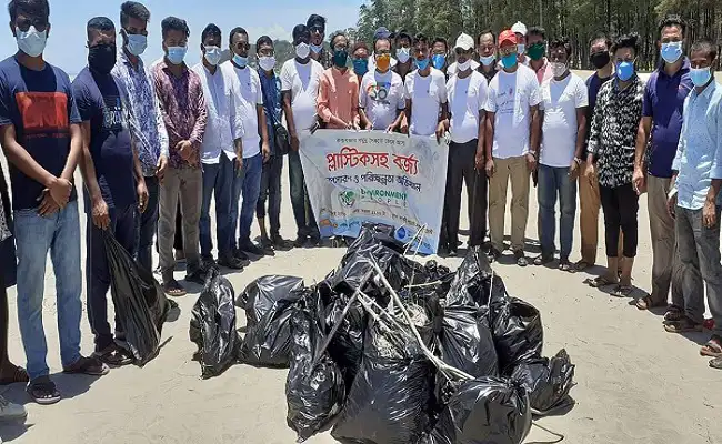 পরিবেশকর্মীরা কক্সবাজার সৈকত পরিষ্কার করছেন, ব্যাগে আবর্জনা সংগ্রহ. Channel i News - চ্যানেল আই নিউজ