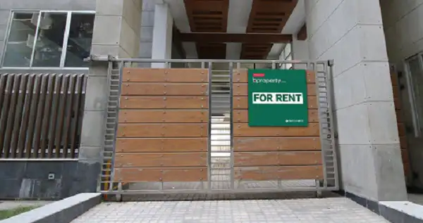 বাড়ির গেটের কাছে ভাড়া জন্য 'For Rent' সাইনবোর্ড লাগানো. Channel i News - চ্যানেল আই নিউজ