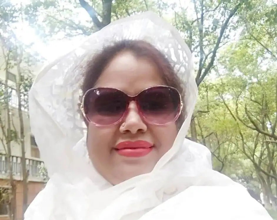 শারমিনের ছবি, তিনি সানগ্লাস পরা, গাছে ঘেরা পরিবেশে. Channel i News - চ্যানেল আই নিউজ