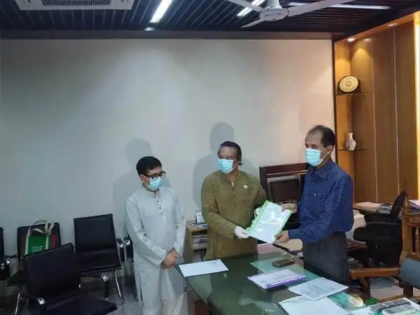 আওয়ামী লীগের নেতারা বৈঠকে আলোচনা করছেন, সবাই মাস্ক পরেছেন।. Channel i News - চ্যানেল আই নিউজ