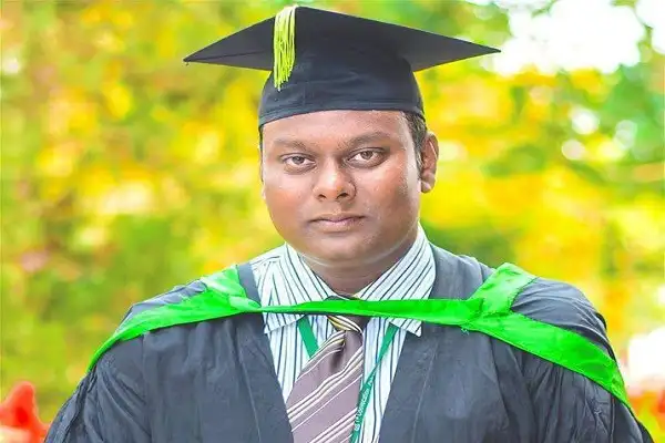 শিক্ষা সম্পন্ন যুবক গ্র্যাজুয়েট ক্যাপ ও গাউন পরে. Channel i News - চ্যানেল আই নিউজ