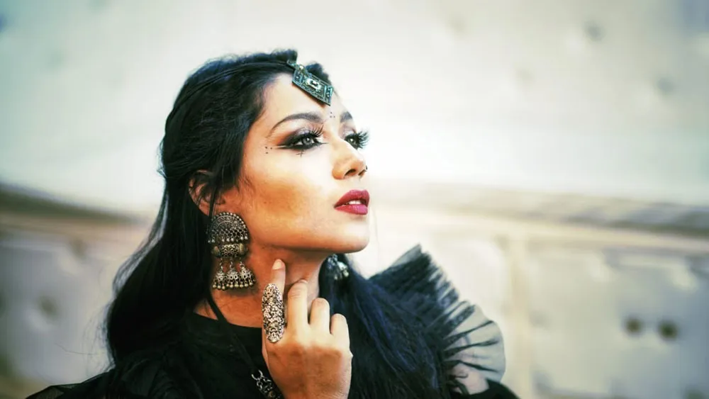 একজন নারী সুন্দর সাজে, ঐতিহ্যবাহী পোশাকে, চোখে চোখে তাকিয়ে. Channel i News - চ্যানেল আই নিউজ