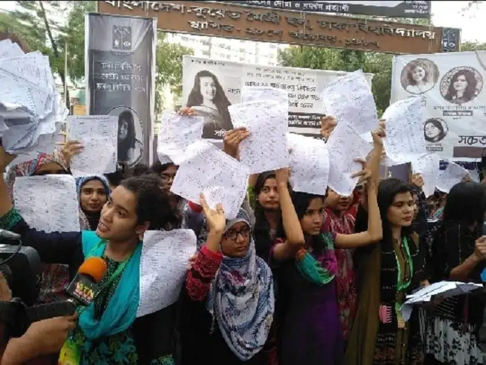 ঢাকা বিশ্ববিদ্যালয়ের শিক্ষার্থীরা স্মারকলিপি প্রদান করছে. Channel i News - চ্যানেল আই নিউজ