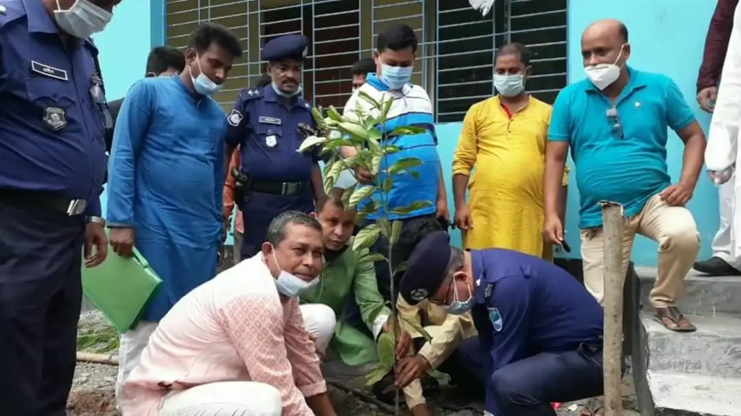 শরীয়তপুরে স্বেচ্ছাসেবক লীগের বৃক্ষরোপণ কর্মসূচি. Channel i News - চ্যানেল আই নিউজ