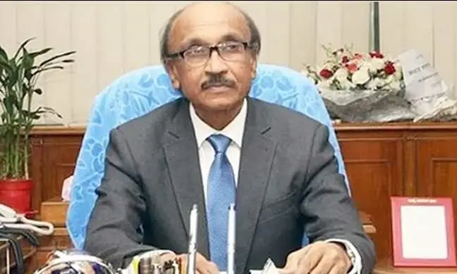 বাংলাদেশের গভর্নর ফজলে কবির বসে আছেন অফিসে, পেশাদার পরিবেশে. Channel i News - চ্যানেল আই নিউজ