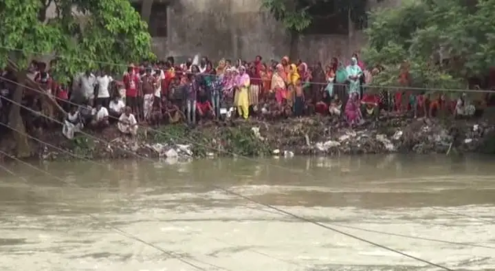তুরাগ নদে নিখোঁজ দুই শিক্ষার্থীর জন্য উদ্ধার অভিযান চলছে. Channel i News - চ্যানেল আই নিউজ