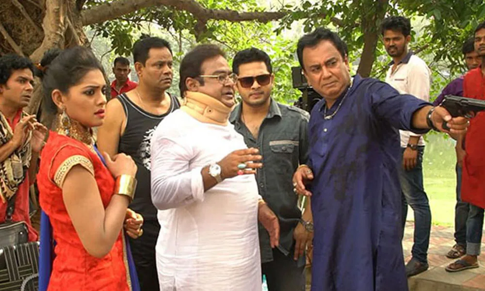 নির্মাতার সঙ্গে অভিনেতা জাহিদ হাসান ও অন্যান্য শিল্পীরা. Channel i News - চ্যানেল আই নিউজ