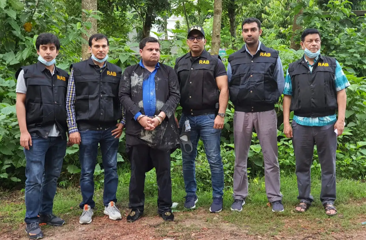 র‌্যাবের সদস্যরা সন্ত্রাসী গ্রেপ্তার, সবাই মুখোশ পরা. Channel i News - চ্যানেল আই নিউজ
