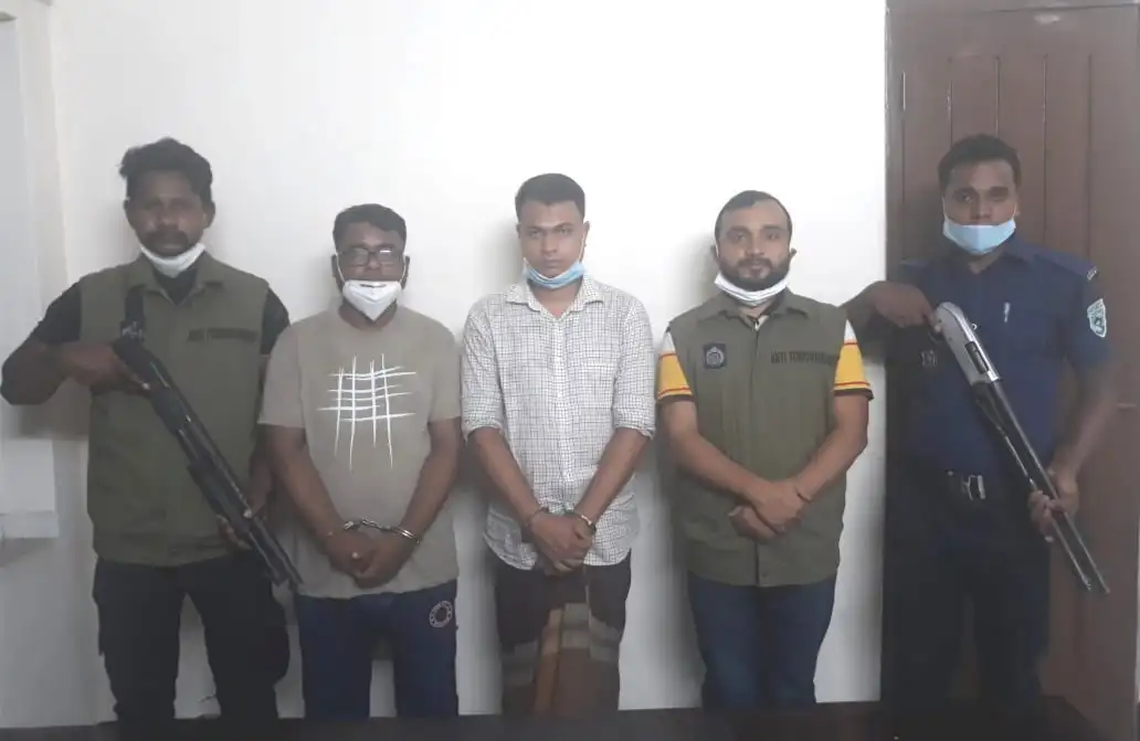 গ্রেপ্তারকৃত ৫ জনের ছবি, দুইজনের হাতে অস্ত্র ধরা. Channel i News - চ্যানেল আই নিউজ