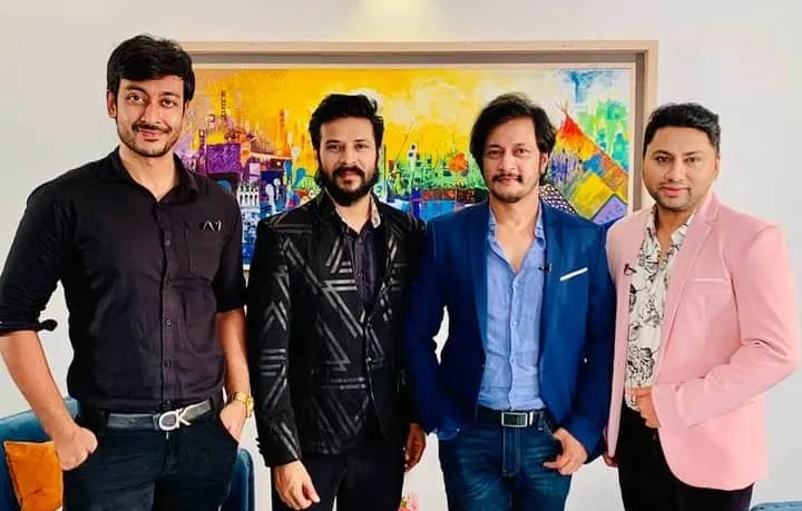চ্যানেল আই অনলাইন সাংবাদিকরা একত্রে ছবি তোলেন. Channel i News - চ্যানেল আই নিউজ