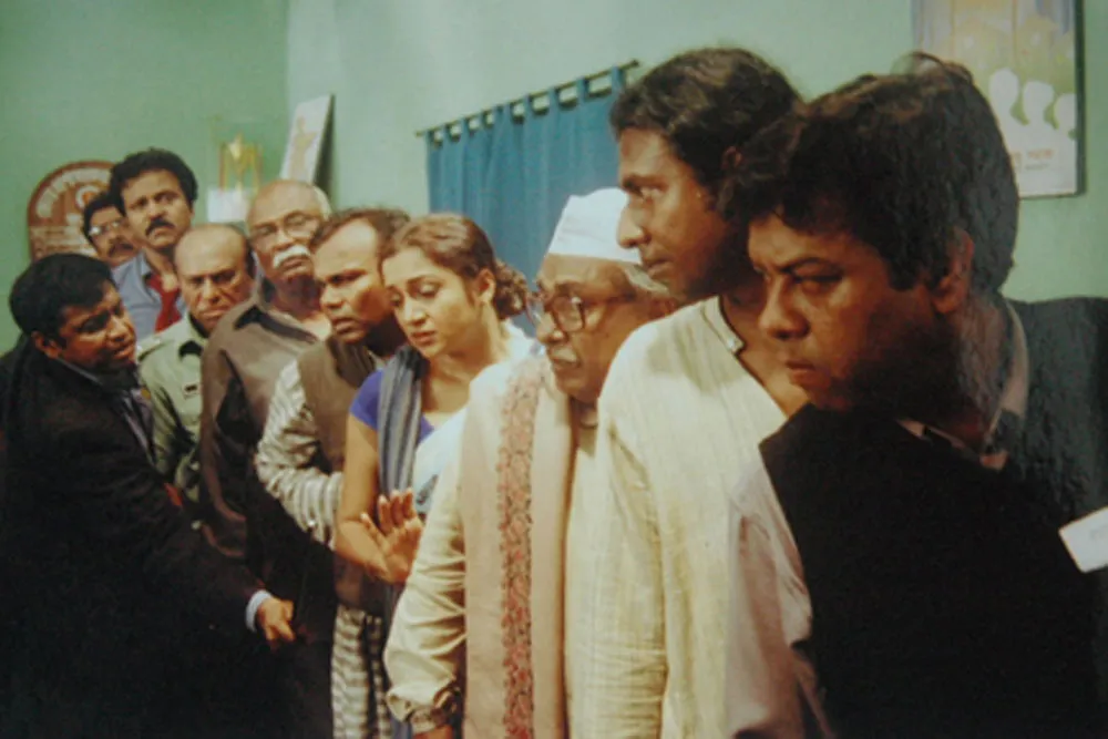 বাংলাদেশের বিভিন্ন পেশার মানুষ লাইনে দাঁড়িয়ে সংবাদ সংগ্রহ করছে. Channel i News - চ্যানেল আই নিউজ