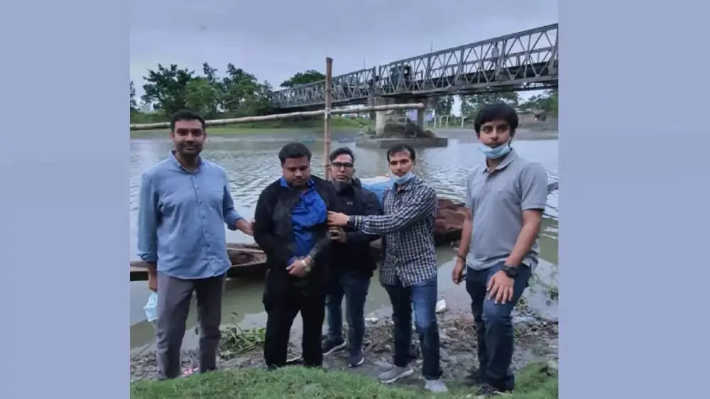 রিজেন্ট চেয়ারম্যান সাহেদ গ্রেপ্তার সংক্রান্ত ছবি, পাঁচজন ব্যক্তি নদীর পাশে দাঁড়িয়ে. Channel i News - চ্যানেল আই নিউজ